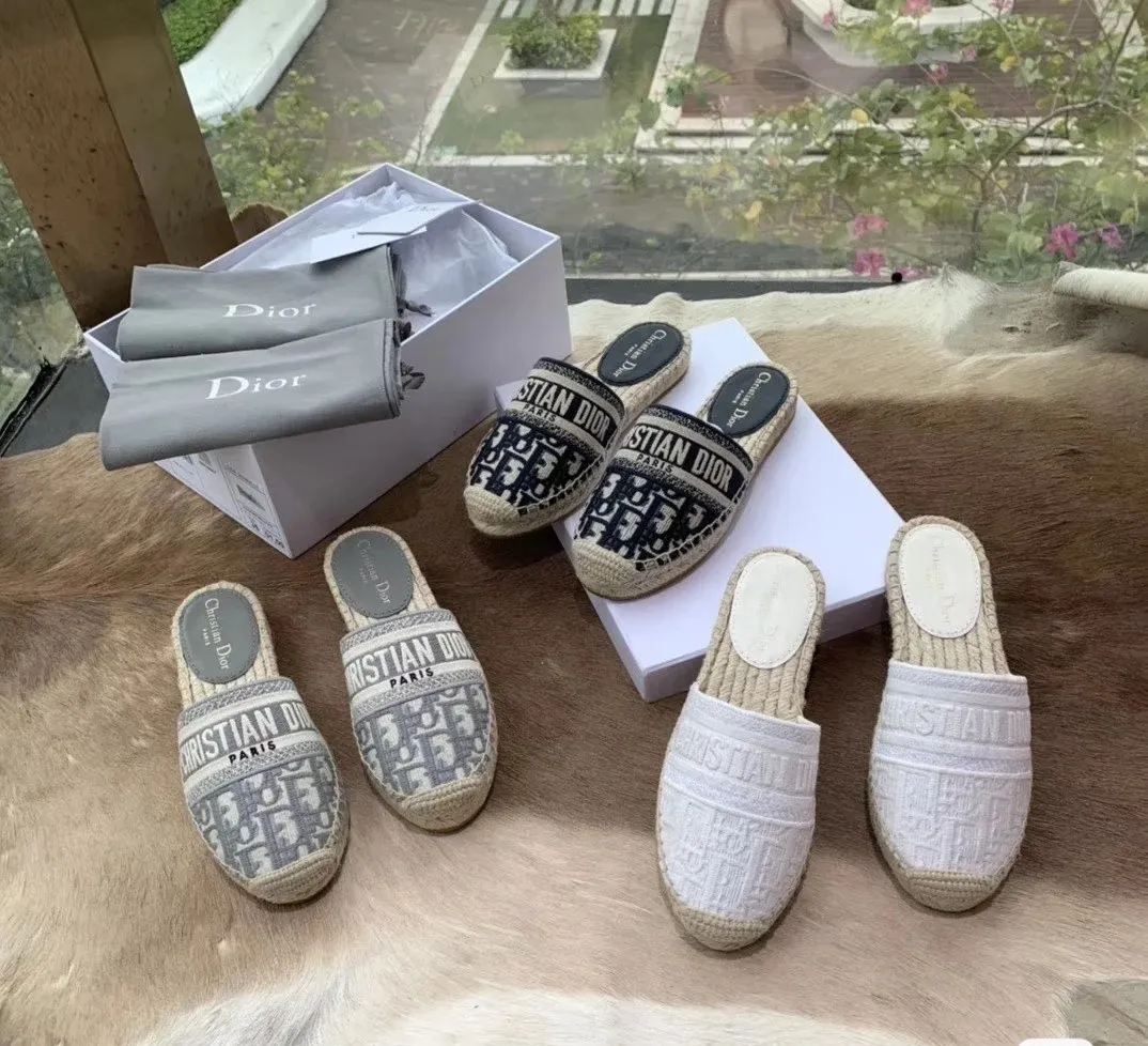 👟👟Ex-factory price 400👟👟 In 2020, new colors are coming simultaneously on the official website of the DIOR fisherman shoe series: original development, original anatomy display, exclusive outsole, you can compare as you like.  [Material] 1⃣️Sole: The only 1:1 exclusive rubber sole on the market 🌸. Fabric original embroidery. Lining: imported sheepskin, delicate and soft. [Size] 35-40.